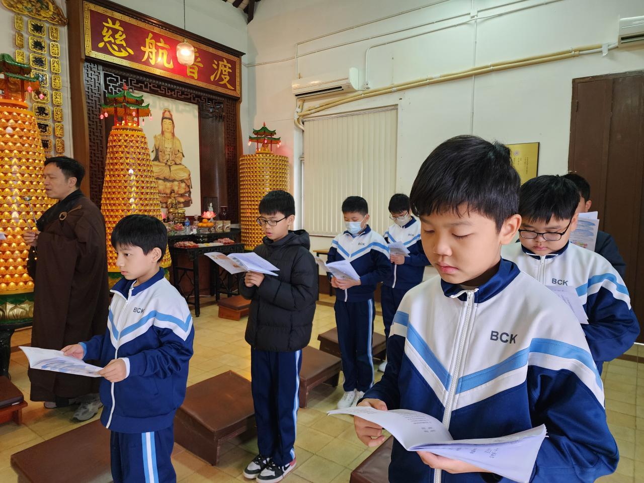 早晚課誦：晨昏誦經，心神清明。