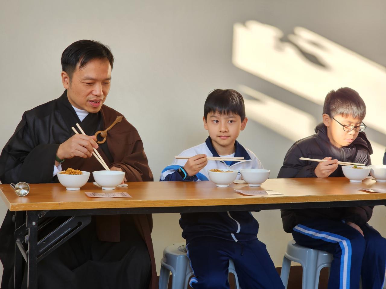 過堂飯：共享齋食，護身護心。