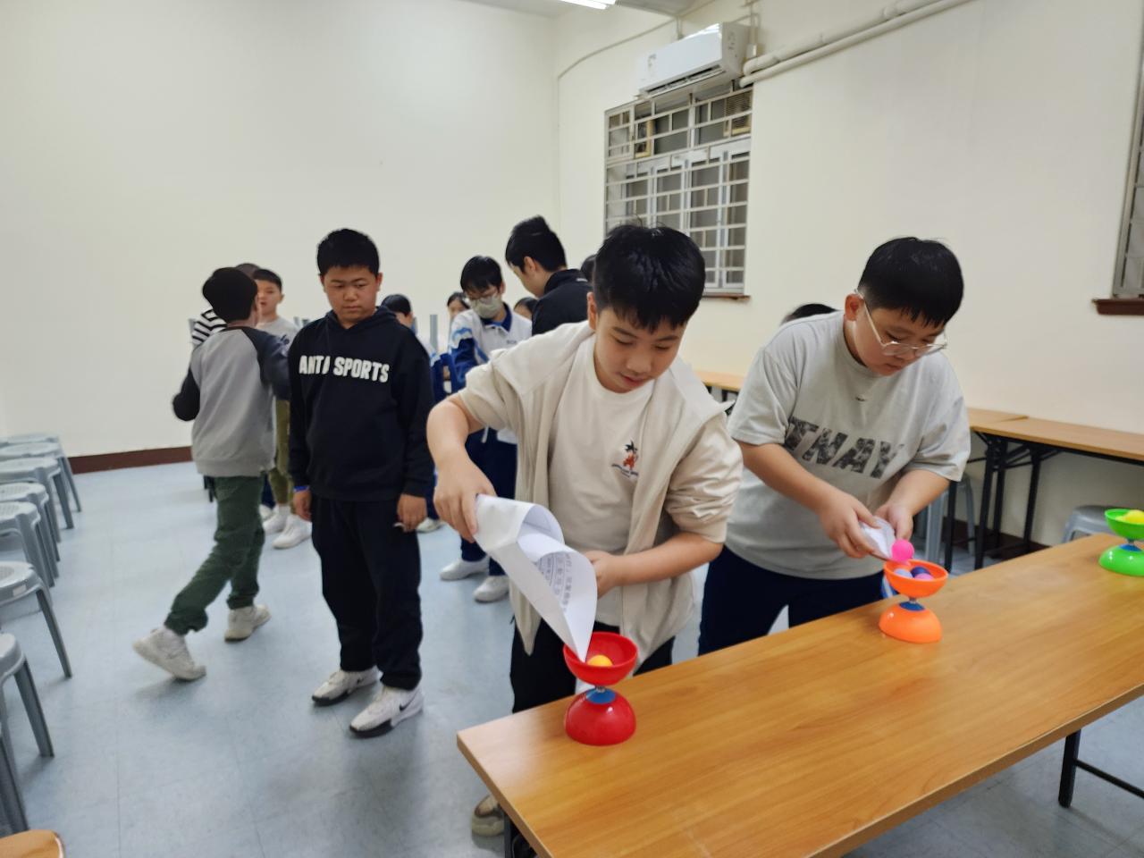 集體遊戲：團隊比賽，合作無間。
