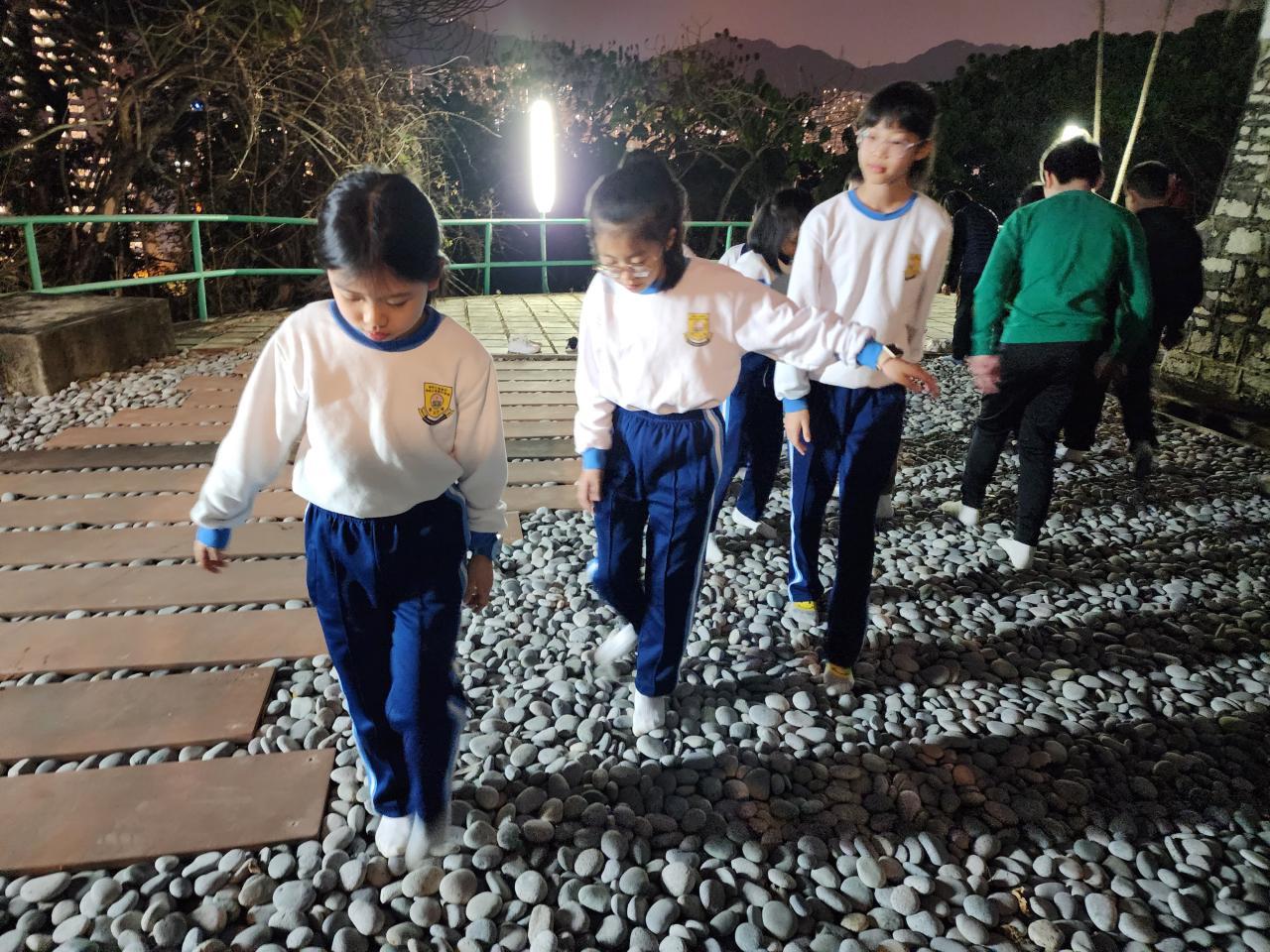 夜行石卵路：健康漫步，放鬆心靈。