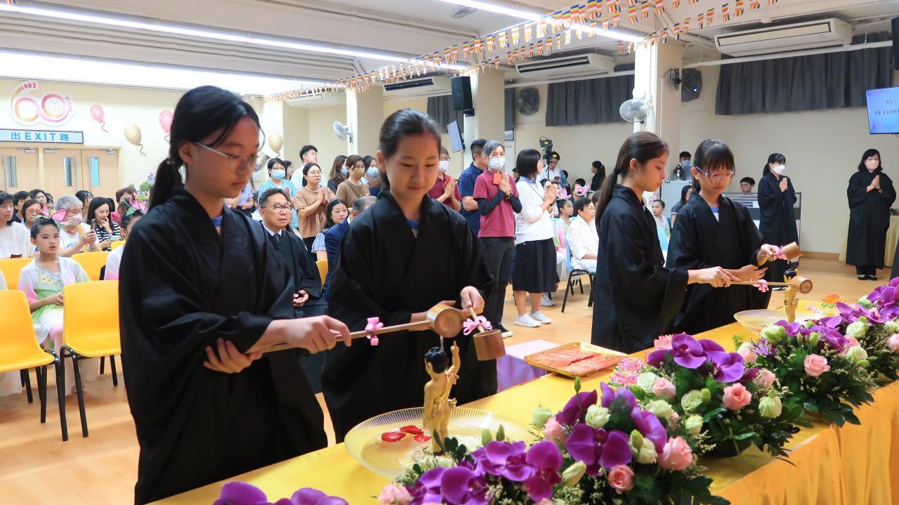 小菩提虔誠浴佛，洗滌心靈污垢