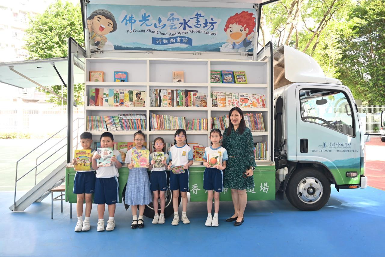 雲水書車到訪，學生對圖書手不釋卷